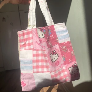 Hello kitty tygväska  - En jättesöt liten tygväska med hello kitty💕 vill ni veta mått är det bara att fråga privat, aldrig använt! 