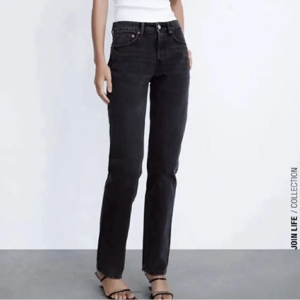 Säljer dessa svarta straight jeans i storlek 36. Köptes förra året och säljer eftersom de inte kommer till användning💕först i kvarn . Jeans & Byxor.