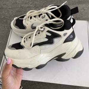 NA-KD sneakers  - NA-KD sneakers Stl 37. Använda fåtal ggr. De var för små för mig 