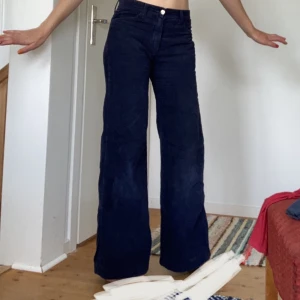 Manchester byxor - Ett par skitcoola blåa Manchester byxor med vidare ben som blivit för små för mig. Skulle säga att de är ganska små i modellen. I bak är det är en söm efter att ha blivit insydda men syns och känns inte när de sitter på, annars väldigt fint skick💙