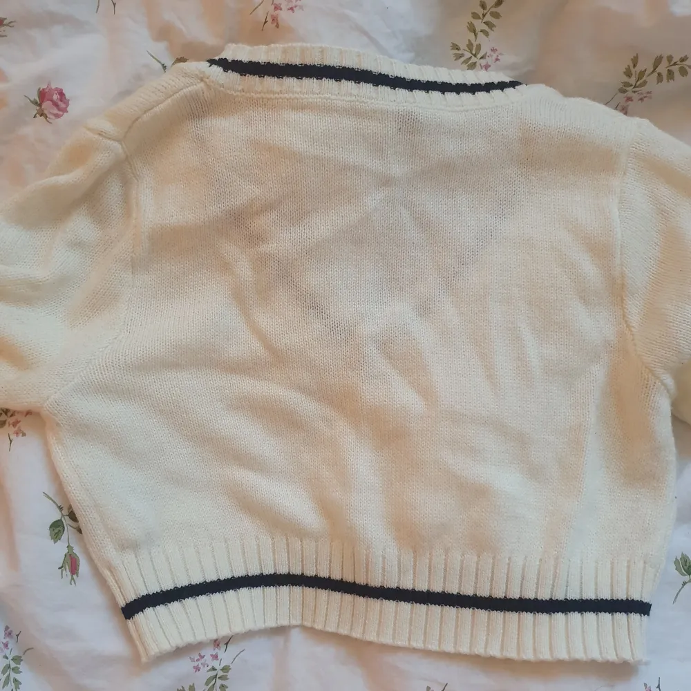 Gullig stickad sweater i crop-top stil♡ Endast använd 1 gång. Storlek S.. Stickat.