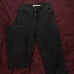 Svarta jeans - Högmidjade svarta byxor från lager 157