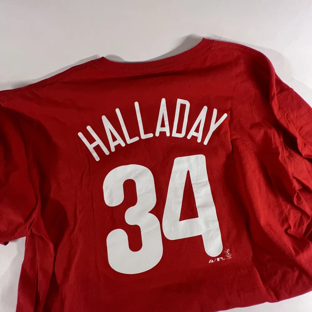 Philadelphia Phillies Roy Halladay t-shirt. Roy Halladay har spelat med the Phillies, mellan 2010-2013. På Majestic t-shirt.. T-shirts.