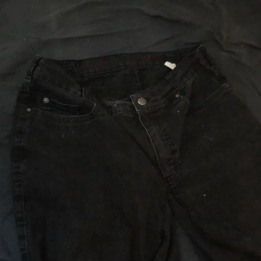 Akut snygga jeans i st S de har dock ett hål mellan benen men går lätt att fixa. Jeans & Byxor.