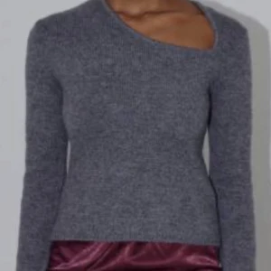 Stickad asymmetrisk topp  - Stickad asymmetrisk topp från LeGer. Aldrig använd med prislapp kvar. Liten i storleken. Köptes för 515kr. Lånad bild från hemsida 