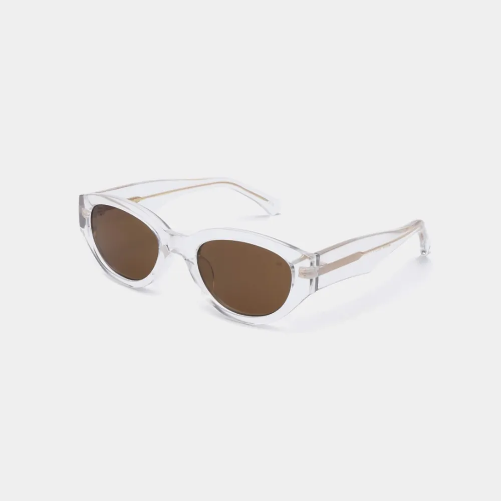 Säljer mina solglasögon från A.Kjærbede. De är aldrig använda och ligger i påse/plast/Ask. Bågen är transparent och glaset är brunt! ❤️. Övrigt.