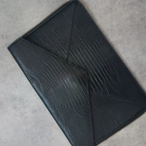 Don Donna svart clutch  - Säljer den Donna Donna svart clutch som är oanvänd och ny. Jag fick den present men,jag använder  inte. Köparen står för frakten😊 