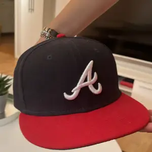 Äkta Atlanta braves keps i bra skick då den knappt är använd i stl 7 (55,8 cm)