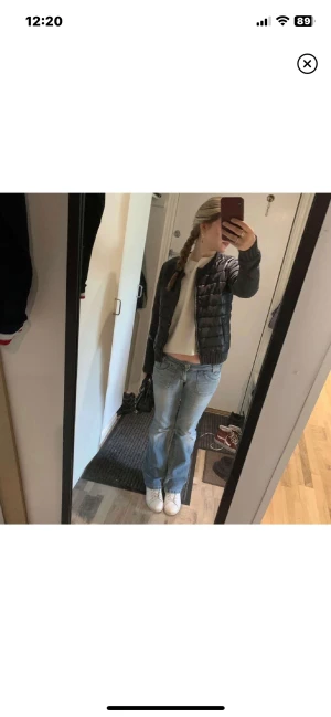 Cardigan jacka - Säljer nu denna supersnygga cardigan som är mycket lik monclers cardigan. Säljer den för 699kr, nypriset är 1400kr. Den kommer ifrån märket top secret och är i fint skick. Köparen står för frakten! Skriv för fler bilder🤍🫶🏽