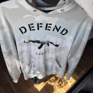 DEFEND PARIS Hoodie medium  - M hoodie, orginal och i bra skick