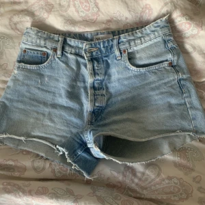 Zara ljusa jeansshorts!  - Nu säljer jag mina skit snygga ljusa lite oversized jeansshorts som tyvärr är för stora för mig. På lappen står det att dem är i storlek 40 men de passar mer någon med storlek 38🫶💗