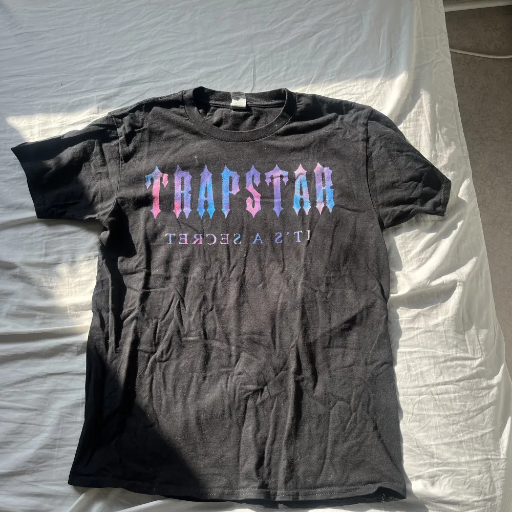 Trapstar T-shirt som blivit för liten. Köpte för 600.Säljer för 300. Passar Allt från S-L. T-shirts.