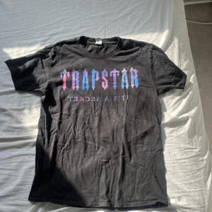 Trapstar T-shirt  - Trapstar T-shirt som blivit för liten. Köpte för 600.Säljer för 300. Passar Allt från S-L