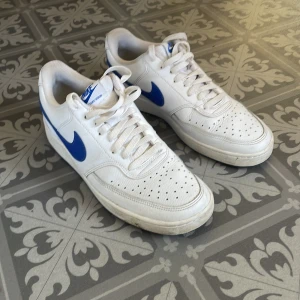 Nike skor - Säljer mina Nike skor i storlek 43 då jag inte andvänder dom längre. Jag säljer dom för 350kr eller högst bud