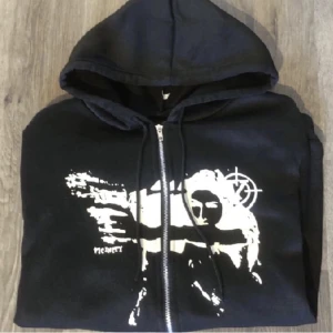 Svart zip hoodie  - Säljer min snygga svarta y2k zip hoodie, som tyvärr blivit för liten för mig. Den är annars i mycket bra skick!!  Hör gärna av dig vid intresse!!😊