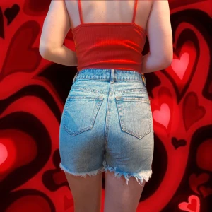 Jeans shorts - Säljer dessa jeansshorts för att de blivit för små för mig (enligt mig själv, gillar mer loose fit) Men annars väldigt fina jeansshorts. Jag är XS/S för referens 