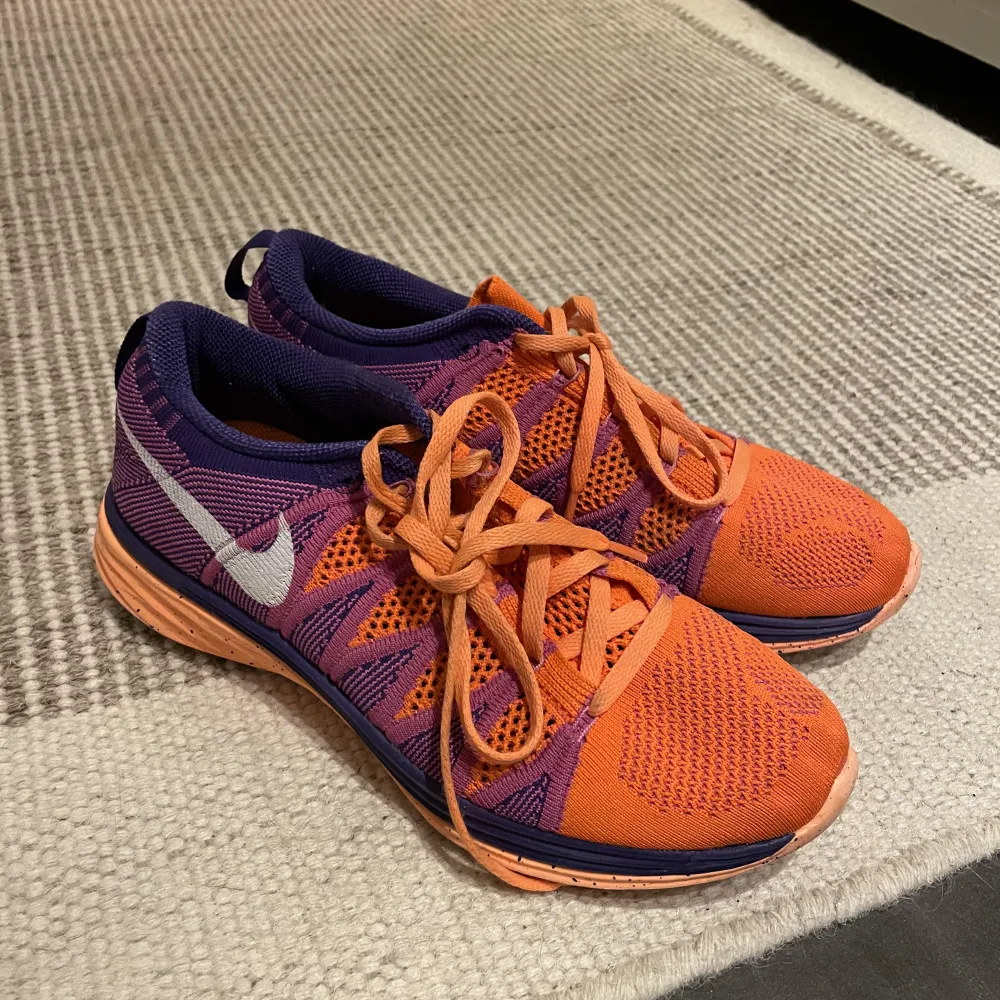 Nike flyknit lunar 2 atomic orange purple. Nästan helt oanvända! Storlek 39, US 8 och UK 5.5. Skor.