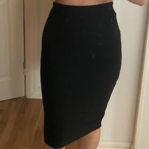 Svart kjol - Svart pennkjol sitter som en smäck