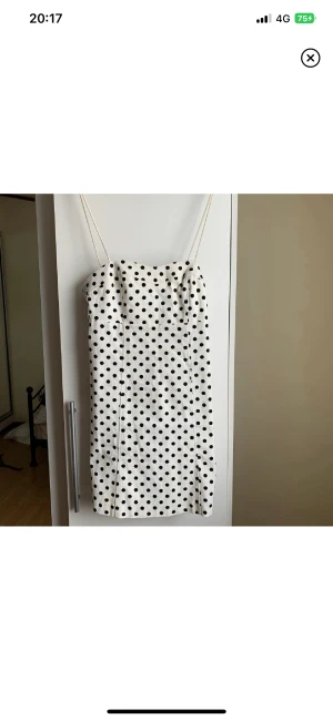 Prickig klänning - Prickig klänning från zara. 