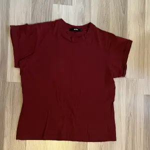 Oanvänd röd t-shirt från bikbok Stl M