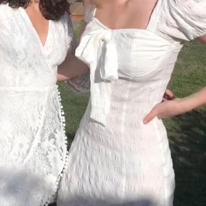 Vit klänning - Säljer denna klänning från min avslutning❤️