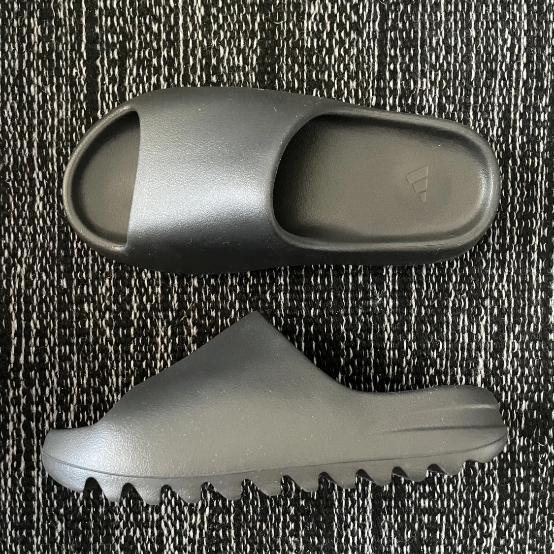 Yeezy Slide ’Onyx’ i size 42 - 90