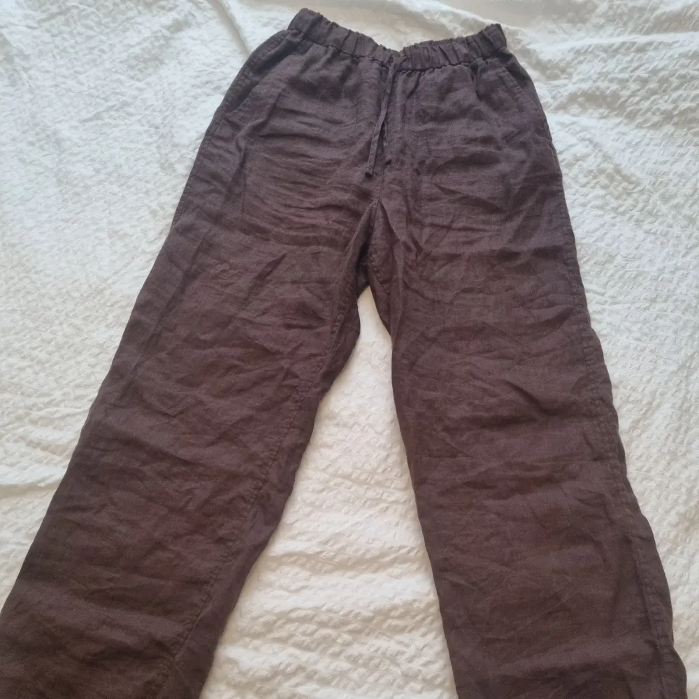 Härliga bruna byxor i 100% linne från Arket.  Storlek xs men passar även s. Skick som nya!  Hör av dig om du har några frågor 🥰. Jeans & Byxor.