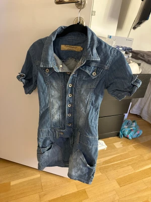 Jeanklänning - Så cool trendig vintage jeansklänning. Passar någon som är ca 160-167cm. Så fin till fest eller sommaren! Skriv för bilder på!