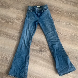 Bootcut blåa jeans 164 - Jätte fina och mina favorit jeans har samma par i en större storlek därför säljer jag dessa pga de passar inte mig . Aldrig använda original pris 349