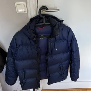 Ralph lauren jacka - Tjenare säljer nu min vinter jacka! Som kan hålla dig varm under vintern! Den är i 8/10 i skick! Har ni funderingar är det bara o skriva!