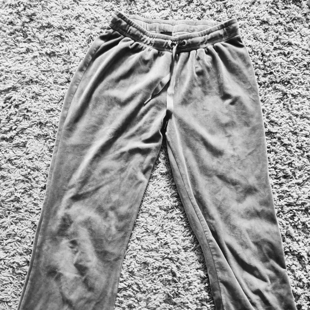 Mysbyxor i polyester, används inte längre. Jeans & Byxor.