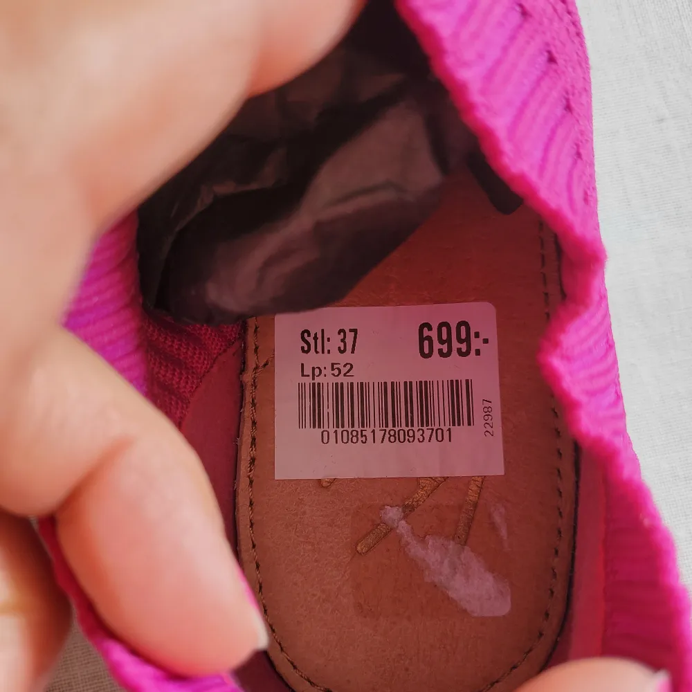 Oanvända K.Cobler sneakers  Nypris 699 kr. Färgen är mellan rosa och lila.  Köparen står för frakten. Skor.