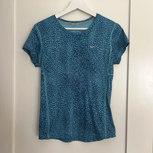 Mönstrad träningst-shirt från Nike - Säljer en väldigt snygg tränings  t-shirt från Nike! Användt skick!  Mittemellan slim och loose fit! 
