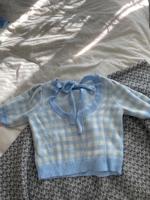 Ljusblå sommardröm  - En superfin stickadtröka i ljusblå färg och öppen rygg💙🥹 Perfelt till sommarkvällar eller andra dagar💞köparen stå för frakt🤩