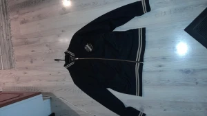 Aik kofta - Svårt att se på första bilden men den är svart & guld Säljer för att jag växt ur den. Kvalité 10/10 inga hål eller fläckar,  Kostade 899kr i butik och den säljs inte längre eftersom att det är en gammal modell, Tvättas i maskin innan köp