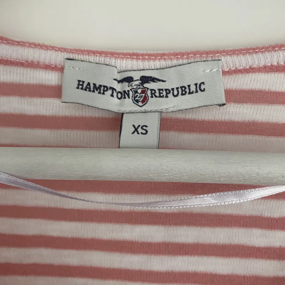 Säljer denna vit rosa randiga tröjan då den inte kommer till användning! Den är i bra sick och passar en xs till s skulle jag säga! Kontakta mig om det är några funderingar 💗. T-shirts.