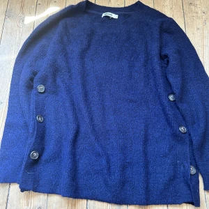 Stickad tröja S - Blå stickad tröja från Indiska. Enbart använd 1 gång. Storlek S