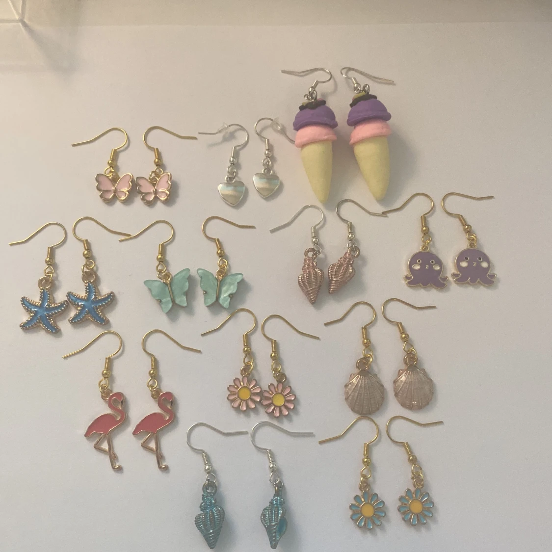 12 par med somriga örhängen