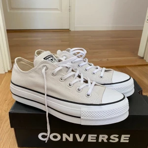 Låga converse - !!OBS LÅNAD BILD!!  Säljer mina låga converse skor med hög sula då jag inte använder de längre. Det är likadana som på bilden fast grå i tyget. Köpta förra sommaren och använda ca 20 ggr men fortfarande mycket fint skick. Egna bilder kan självklart fås❤️