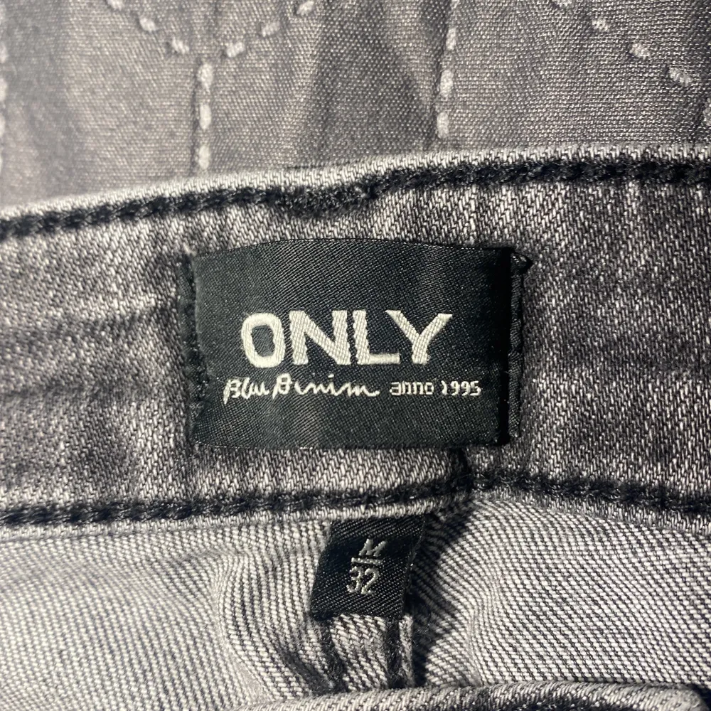 Gråa jeans som är köpta på Only. Storlek M men skulle säga att de även passar S. Har används men fortfarande i fint skick💗. Jeans & Byxor.