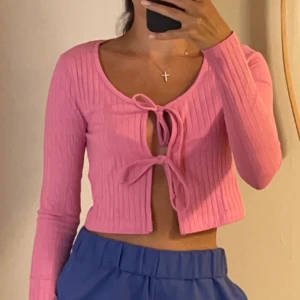 Rosa tröja med knytning  - Prislappen kvar. 