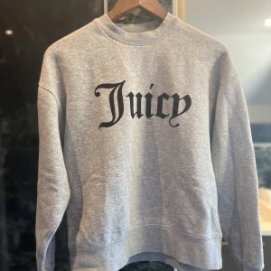 Juicy couture sweatshirt  - Detta är en grå juicy sweatshirt som passar till allt