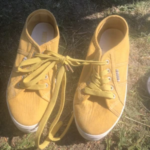 Sneackers⭐️ - Skriv ifall intresserad! Möts upp i Stockholm/ kund står för frakt. Säljer pga inte min storlek :(
