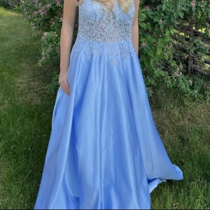 Balklänning använd endast en gång! - Helt magisk balklänning perfekt för storlekar 32-36💞 själv är jag 34 och den sitter bra. Klänningen är ifrån JJ’S house 