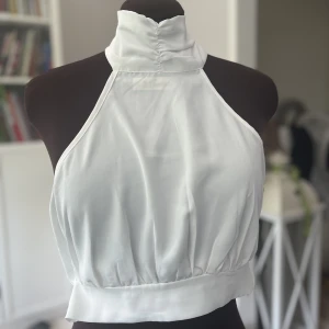 Vit top - En superläcker vit top med hög krage, funkar både i vardagen och festligheter 💖💖 