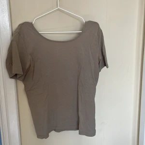 Vero moda stlk L - Topp med halvöppen rygg