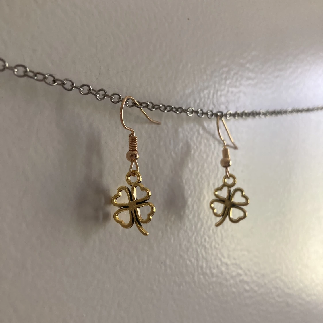 Örhänge med guldfyrklöver🍀
