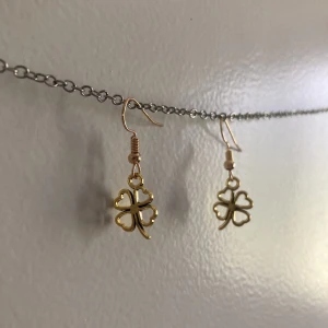 Örhänge med guldfyrklöver🍀 - Örhänge med guldfyrklöver💛Handgjord! Stopp medföljer så att örhänget inte ramlar ur. Betalning sker via swish❤️