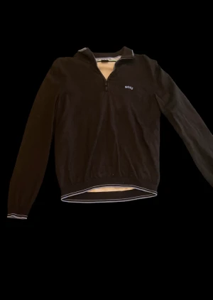 Hugo boss 1/4 zip - Hugo boss 1/4 zip köpt på Nk för 1.5 tusen storlek small nyskick 