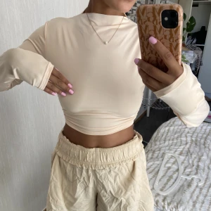 Beige topp med fin rygg  - Beige topp med fin rygg. Passar en 34